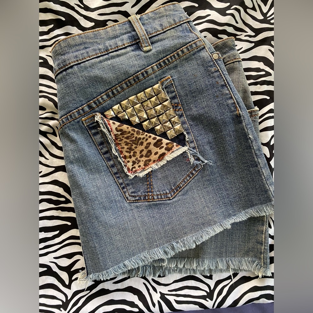 Rad Punk vintage low rise mini skirt from early 2000’s Y2K Studded pockets